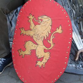 Щит с гербом дома Ланнистеров из сериала Игра престолов
