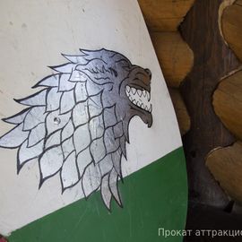 Щит с гербом дома Старк из сериала Игра престолов